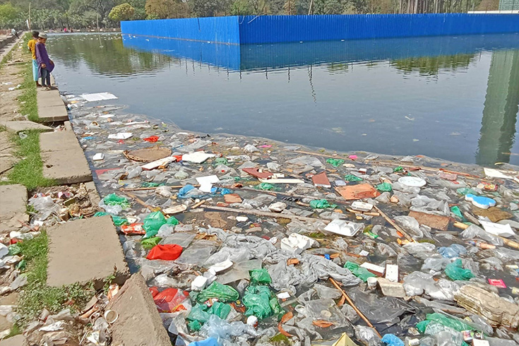 রাজধানীর ঐতিহাসিক সোহরাওয়ার্দী উদ্যানের কৃত্রিম লেক এখন প্লাস্টিকসহ ময়লা আবর্জনায় সয়লাব। লেকে ছড়িয়ে ছিটিয়ে থাকা বিভিন্ন ধরনের পলিথিন, প্লাস্টিকের পানির খালি বোতল, চিপসের প্যাকেটসহ বিভিন্ন আবর্জনায় নষ্ট হচ্ছে উদ্যানের পরিবেশ। ছবিটি বুধবার তোলা হয় । ছবি:ফোকাস বাংলা